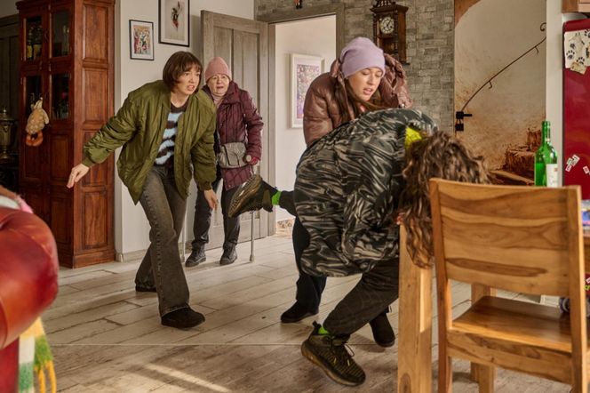 Na Wspólnej odc. 4025. Krystyna Agier (Małgorzata Knothe), Ula (Julia Jurek), Dorota (Anastazja Kohut), chłopak (Dusiek Olszański)