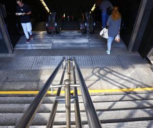 Uszkodzona poręcz metro Centrum Nauki Kopernik