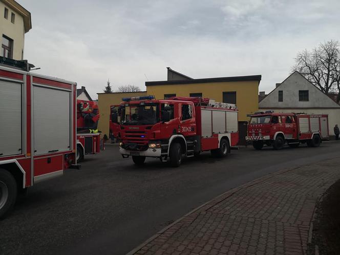 Groźny pożar w kamienicy. Z ogniem walczyło 6 zastępów straży. EWAKUOWANO mieszkańców