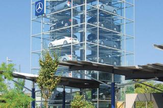 Parking automatyczny - gigantyczna przeszklona witryna salonu samochodowego Audi