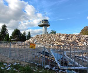 ​Koniec hotelu na lotnisku w Lesznie. Stary, zrujnowany obiekt został wyburzony