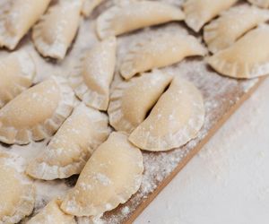 To najlepsze ciasto na pierogi. Zrób je na święta, a Twoi goście będą zachwyceni