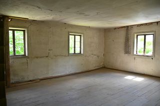 Zabytkowy dom kowala z kuźnią przechodzi remont - prace prowadzi Witold Podsiadło, spec nad spece w dziedzinie tradycyjnego budownictwa Dolnego Śląska.
