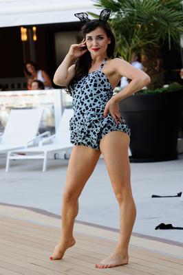 Seksowne ciała w kostiumach kąpielowych. Pokaz bikini w Paryżu