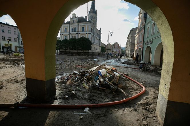 Sprzątanie po powodzi w miejscowości Lądek-Zdrój