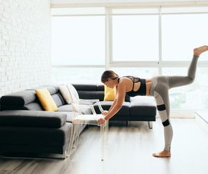 5 ćwiczeń z krzesłem na uda, pośladki i ramiona