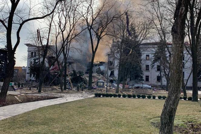 Mariupol: Bomba zrzucona na Teatr Dramatyczny, ostrzelana kolumna ewakuowanych. Mnótstwo ofiar