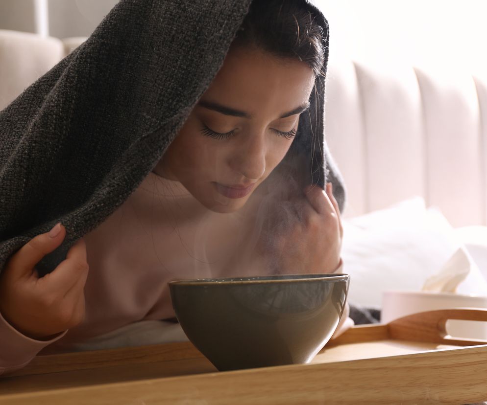 kobieta wykonująca domową inhalację