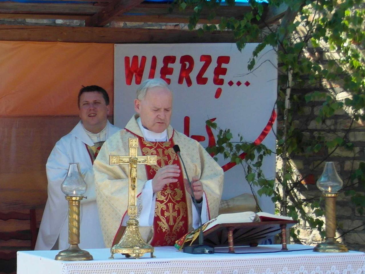 bialystok ksiadz chodzi po koledzie w lipcu (1)