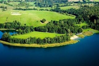   To najgłębsze jezioro w woj. warmińsko-mazurskim. Kryje podwodne skarby