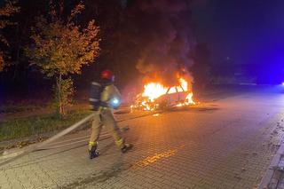 Nocny pożar auta w Toruniu. Akcja strażaków na lewobrzeżu