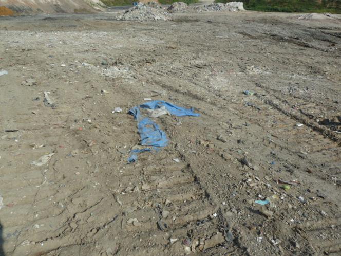 śmieci na terenie wyrobiska w Olszewicach