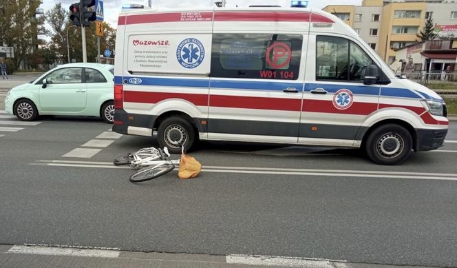 Warszawa. Seat huknął w rowerzystkę na Białołęce. Kobieta trafiła do szpitala!