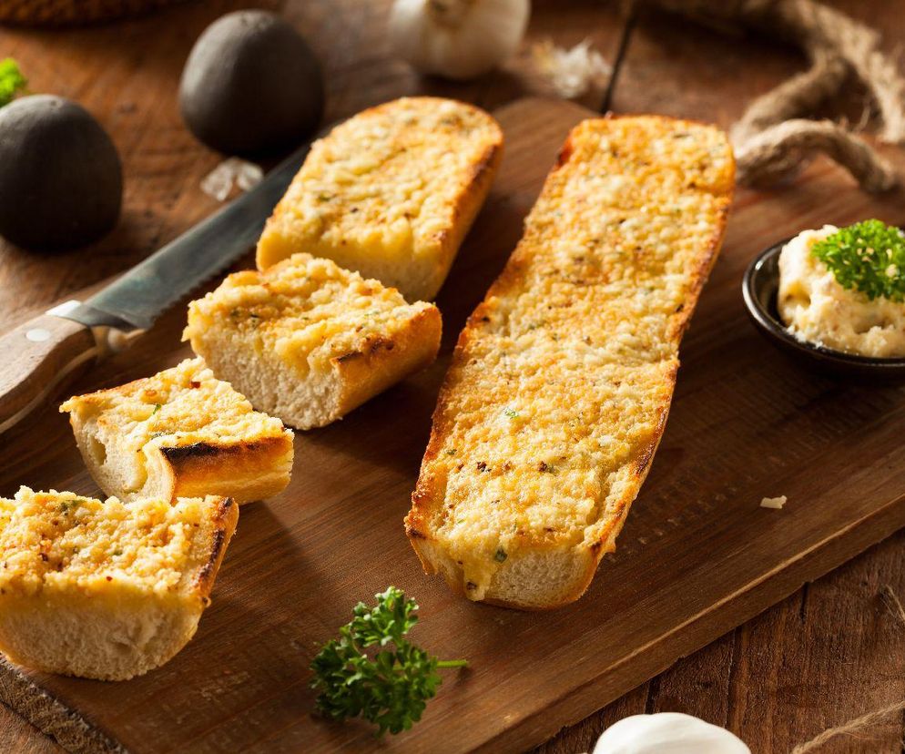 keto bagietki czosnkowe z mozzarellą