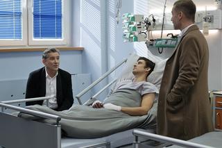 Pierwsza miłość, odcinek 3623: Filip (Dominik Smaruj), Adam (Krystian Wieczorek), Jakub Wenerski (Przemysław Sadowski)