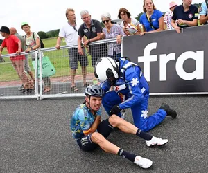 Potworny wypadek na Tour de France. Musieli interweniować lekarze, konieczna jest operacja