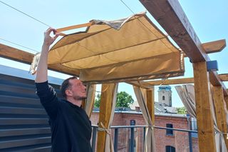 Ale miejsce! Letnia czytelnia na dachu biblioteki w Lesznie prawie gotowa