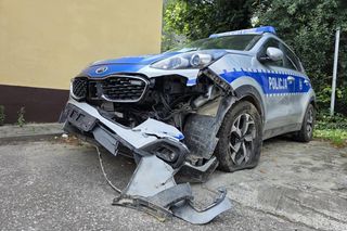 Zniszczone radiowozy po pościgu Wierzbna