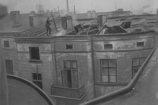 Strażacy dogaszają dach budynku przy ul. Śródmiejskiej 28, 1932