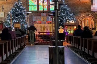 Weronika i Wiktoria zginęły w potwornym pożarze. Siostry spoczęły w białych trumienkach. Ostatnie pożegnanie