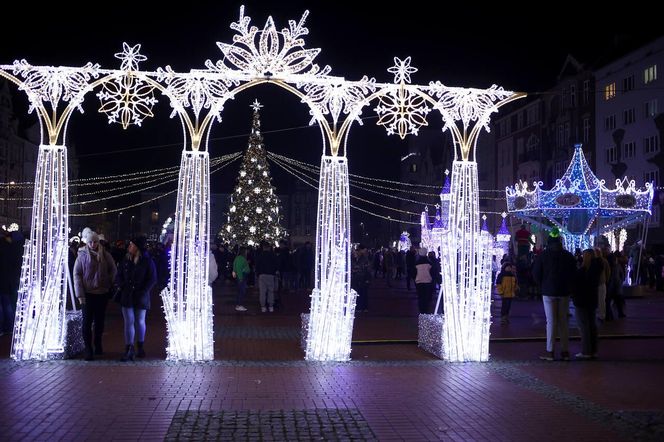 Bytomski rynek świeci się jak choinka. Gwiazda DeLoreana rozświetliła Bytomski Jarmark Świąteczny