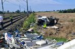 Gronówka. Śmiertelny wypadek na przejeździe kolejowym. Zderzenie kampera z pociągiem osobowym [ZDJĘCIA].