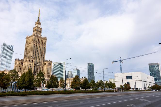 Widok od ul. Marszałkowskiej w kierunku placu Defilad, Pałacu Kultury i Muzeum Sztuki Nowoczesnej