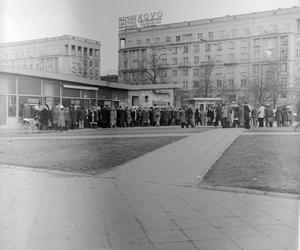 Kolejka po pączki przed cukiernią przy ul. Świętokrzyskiej, 1974 rok