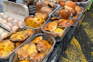 Grzybiarze sprzedają swoje zbiory na rynku maślanym 