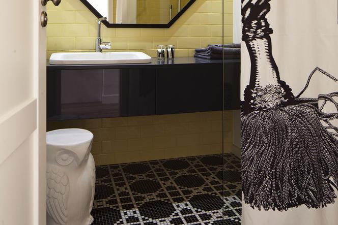 Czarno-biala mozaika na podłodze w łazience