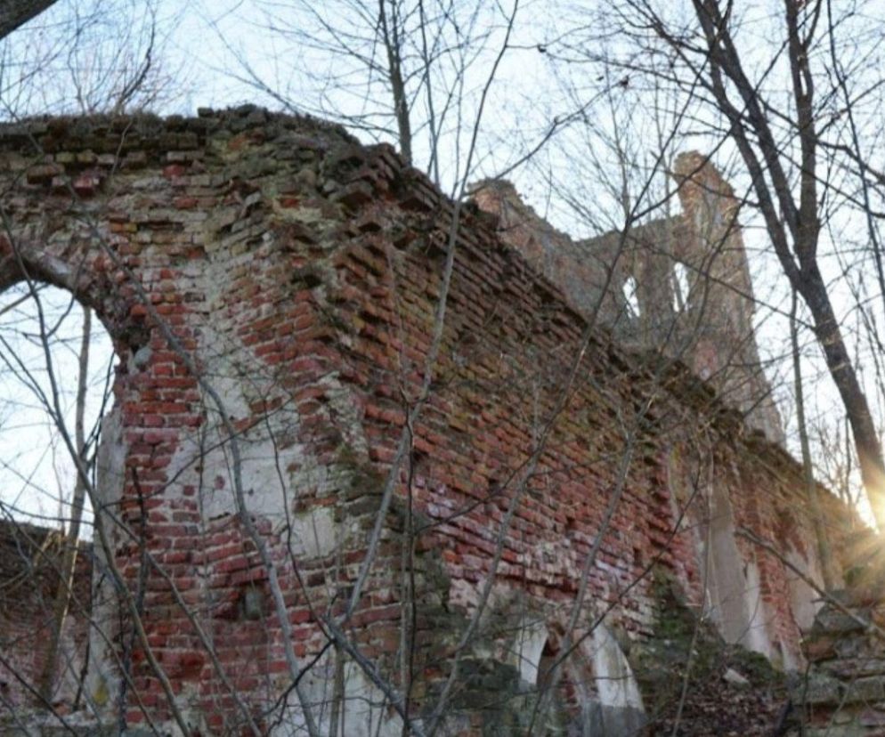 Malutka miejscowość na Podlasiu graniczy z Warmią i Mazurami. Nie ma drugiej tak starej wsi w okolicy