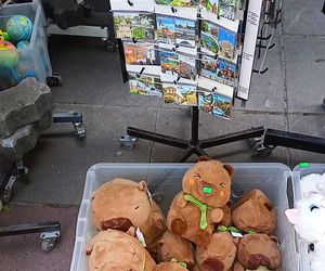 Wakacyjne pamiątki na straganach w nadmorskich kurortach