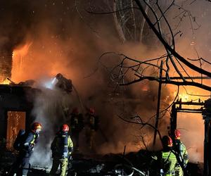 Potężny pożar na Woli w Warszawie. Cały budynek w ogniu. Przerażający widok