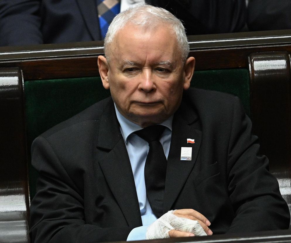 Jarosław Kaczyński z palcem w bandażu
