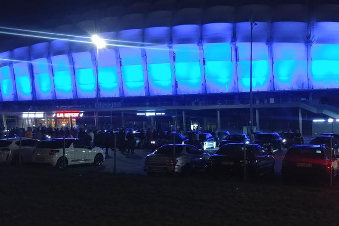 Poznań: Nielegalny zlot samochodów przed stadionem! Interweniowała policja! [ZDJĘCIA]