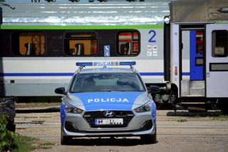 Tragedia na przejeździe kolejowym. Kierowca osobówki zginął po zderzeniu z pociągiem