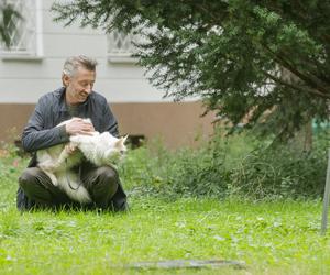 Poseł Lewicy Maciej Gdula wybrał się z kotem na spacer
