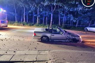 Drogowy horror w Kobyłce. Rozwalili kabriolet na słupie. Dwie osoby nie żyją