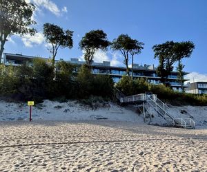 Widok z plaży na apartamenty Hevenia w Rewalu