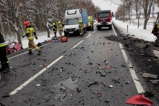 Makabryczny wypadek pod Żarami! Trzy osoby, w tym dziecko, zginęły w zderzeniu z tirem [ZDJĘCIA