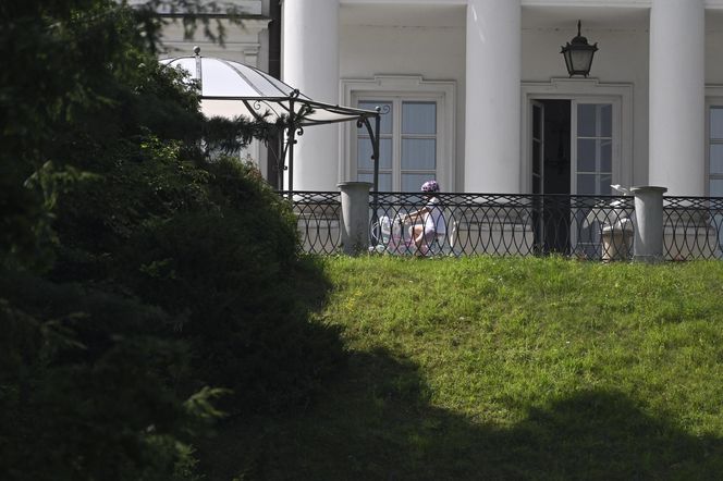 Kasia Nawrocka czuje się już w Belwederze jak u siebie! Przemieszcza się na rowerku!