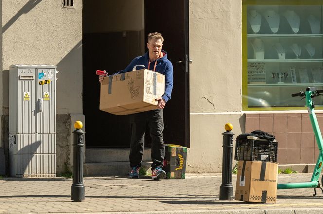 Damięcki i Schejbal wiją wspólne gniazdko? Noszą ciężkie kartony