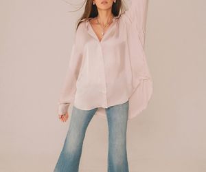 Kultowy model spodni z lat 80. wraca do łask. Będzie hitem jesiennych stylizacji 