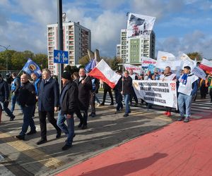 Hutnicy i koksownicy wyszli na ulice w Dąbrowie Górniczej. Apel do rządu o ratunek dla branży i tysięcy miejsc pracy