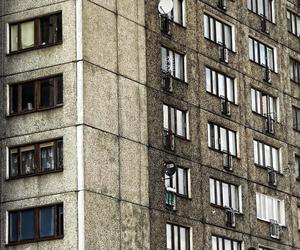 Ciało 15-latki pod wieżowcem, 13-latka ciężko ranna. Prokuratura w Łodzi wyjaśnia, co łączy obie sprawy
