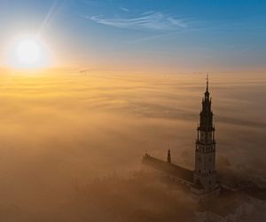 Jasna Góra jak samotny okręt we mgle. Wyjątkowe zdjęcia