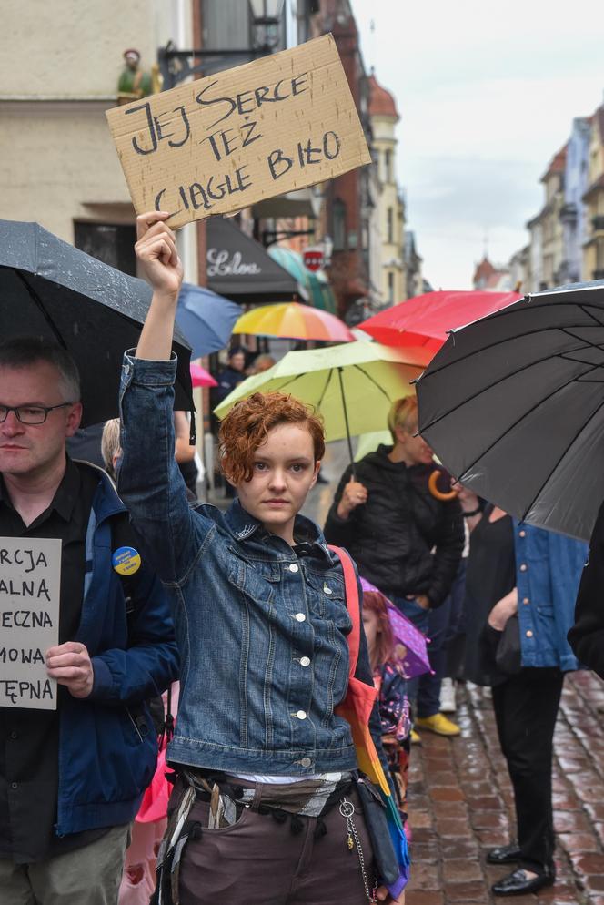 Tłum zwolenników aborcji protestował w centrum miasta. Manifestacja ruszyła pod kurię biskupią i siedzibę PiS