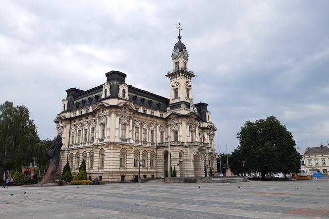 Czy przez Samorządową Kartę Praw Rodziny Nowy Sącz straci unijne doatacje? Na liście jest 6 miast