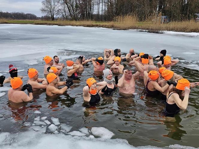 „Krasnostawskie Karpie” znów wskoczyły do zimnej wody! Zobacz, jak morsowali dla WOŚP