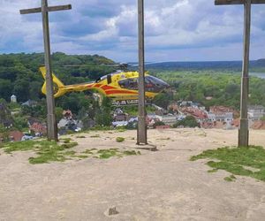 Spektakularna akcja na górze Trzech Krzyży w Kazimierzu Dolnym. Ratownicy użyli śmigłowca